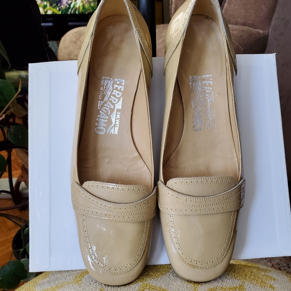 Salvatore ferragamo beige loafers